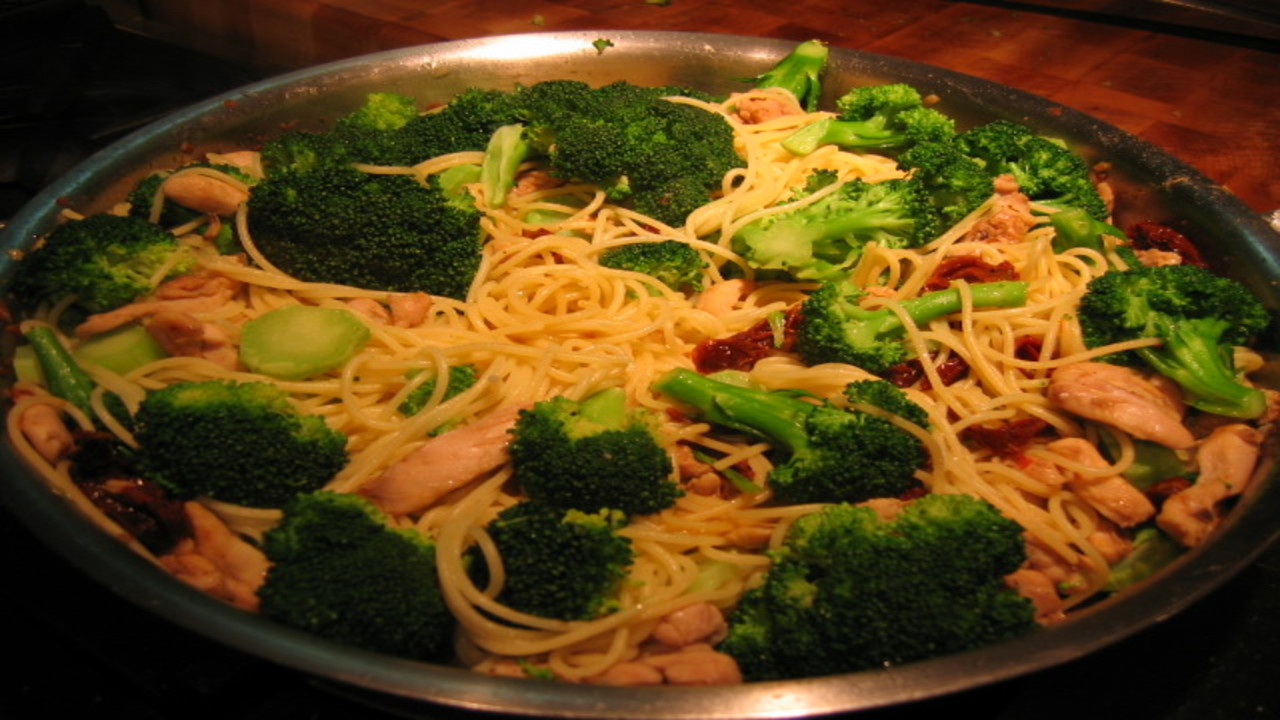 Chicken Spaghettini with Brocolli, Pine Nuts and Sun Dried Tomatoes