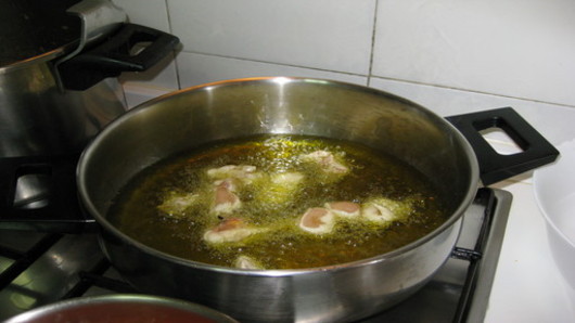 Frying pieces of chicken