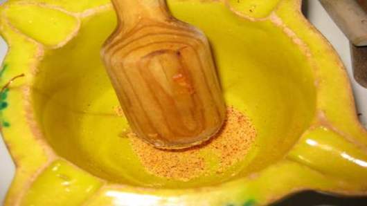 Smash safron with salt