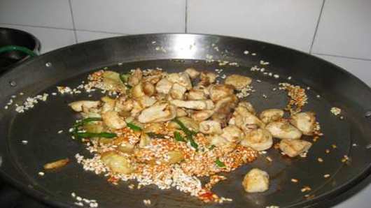 Pooring chicken into pan