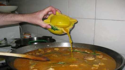 pouring  the safraon infusion
