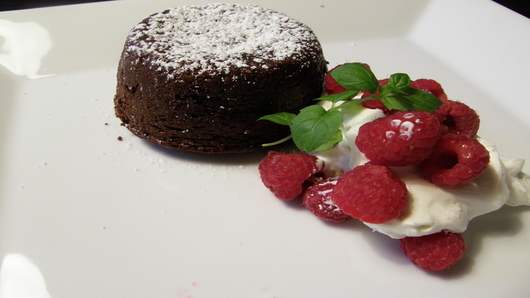 Garnishing the cake .