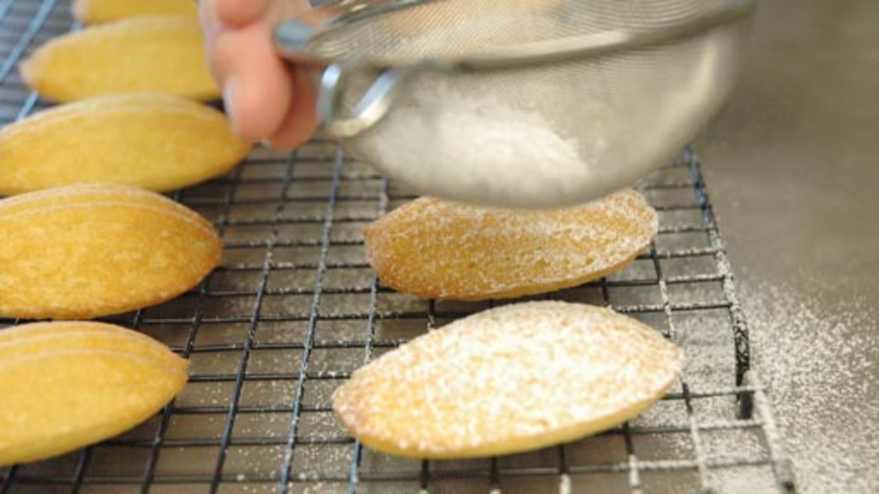 Dusting with Icing Sugar (optional)