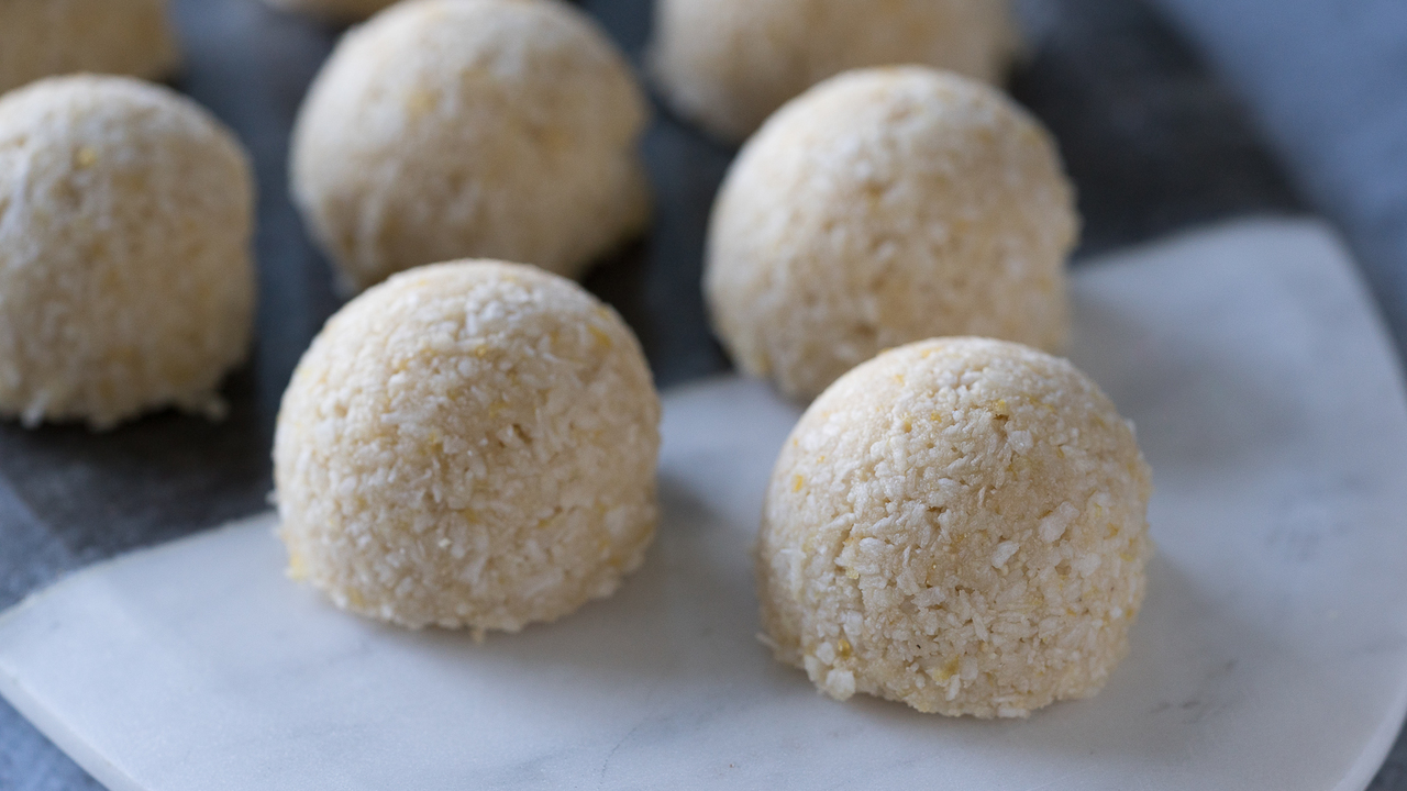 Raw Lemon Macaroons 