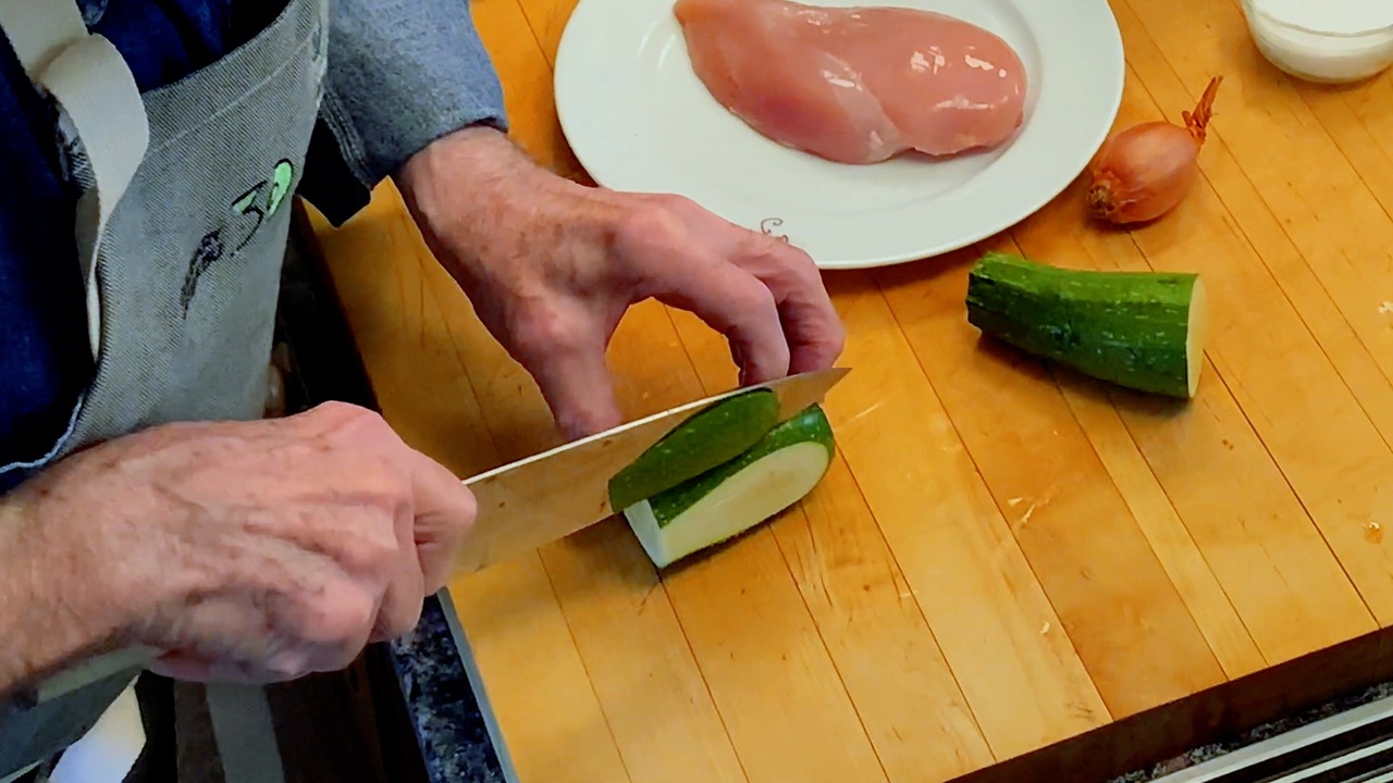 Preparing the zucchini and the chicken