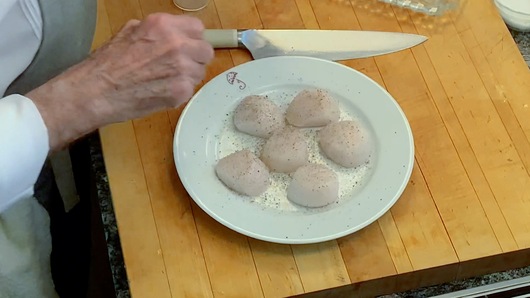 Preparing the scallops