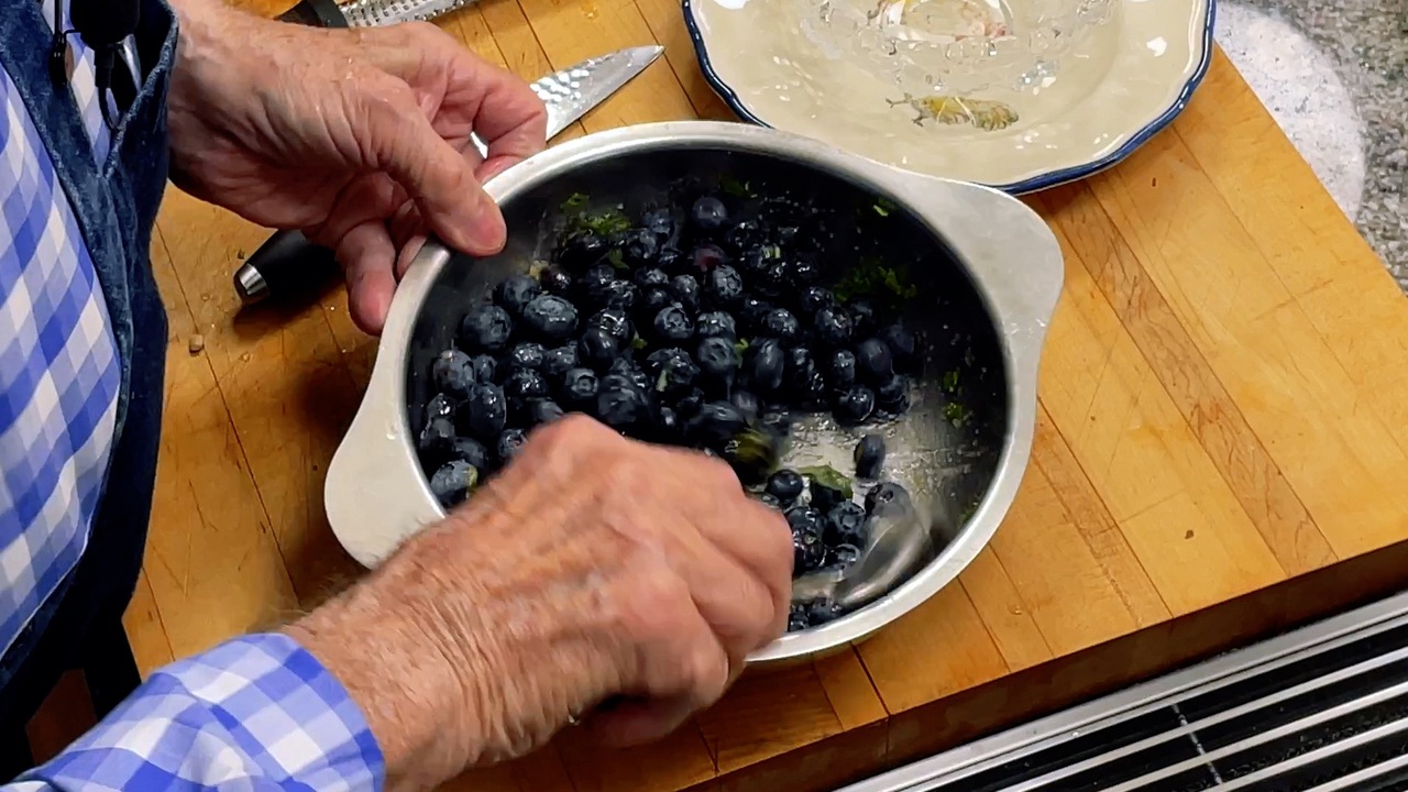 Preparing the blueberries with lemon and mint