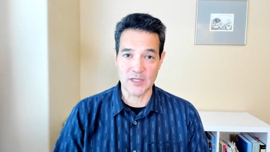Can you show how to rinse quinoa before cooking and what the best strainer is?