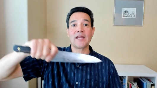 I find it challenging to keep my middle finger knuckle against the blade & pinkie + thumb holding the item being cut. Plus, hard to grip the items I'm cutting. Does the knife, or height of surface matter? 