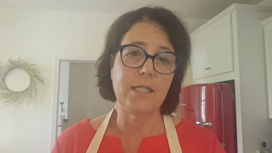 Over the years, I've heard vegan food gurus assert that certain foods shouldn't be combined within the same meal, e.g., strawberries and bananas. Is this true, and if so, what's the reasoning for it?