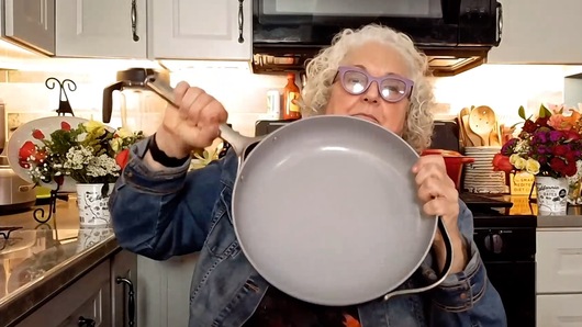 What kind of pan and liquids can I 
use to fry vegetables and tofu without oil?