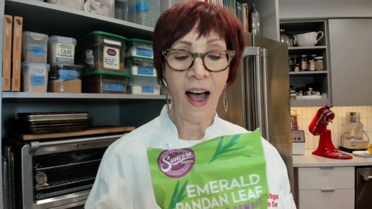 I would like to add "Eagle's" green colored icing to my traditional Valentine's day vegan butter cookies. What ingredients do I use and what is the process?