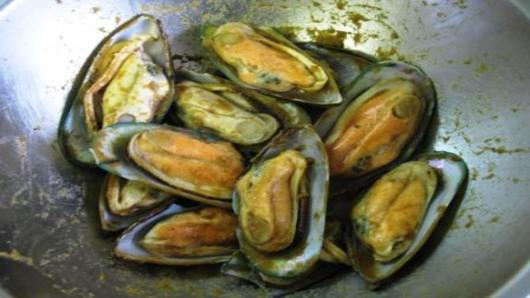 Preparing the Mussels.
